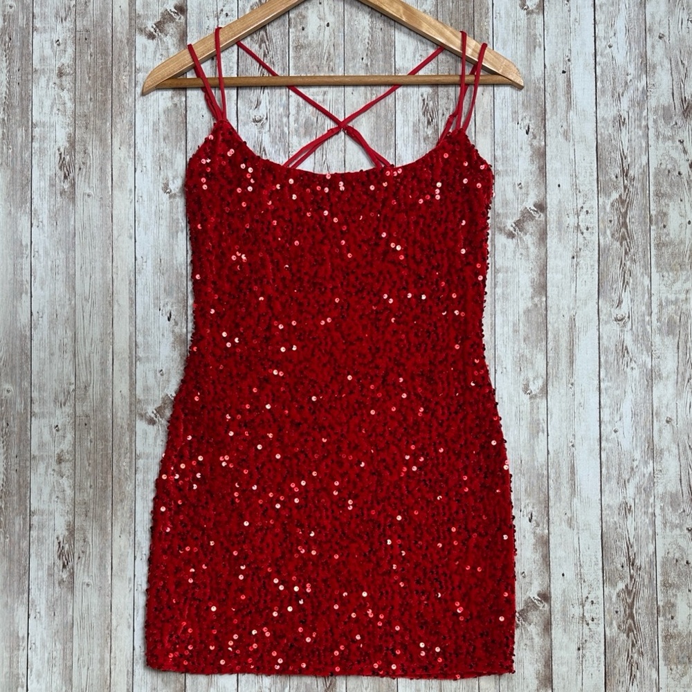 EUC Lucy In The Sky Briar Sequin Bodycon Dress in Red sz Medium HOCO Lined Mini